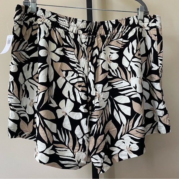 Old Navy High Waist Black and White Floral Shorts - Picture 2 of 2